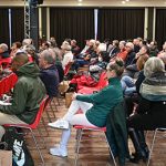 Participants au colloque photographiés de profil